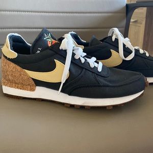 Nike pomegranate unisex sneakers, like new, 20% recycled materials! Size 9